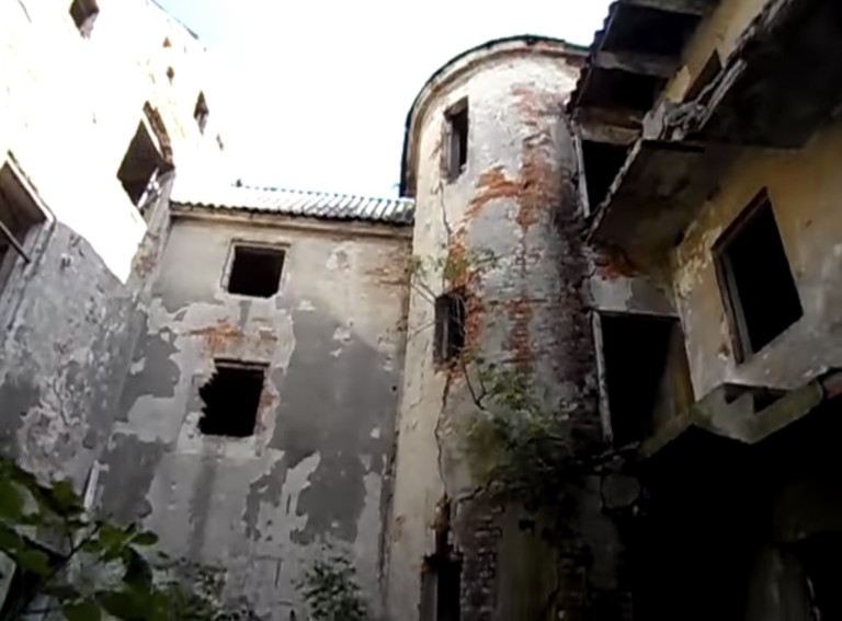 Kamienica Essowej miała jeszcze dwóch właścicieli i 48... ubikacji