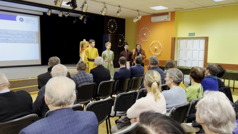 Kazimierz Biskupi. Pokazali tkaniny z krypt. „Zaskoczyło nas to”