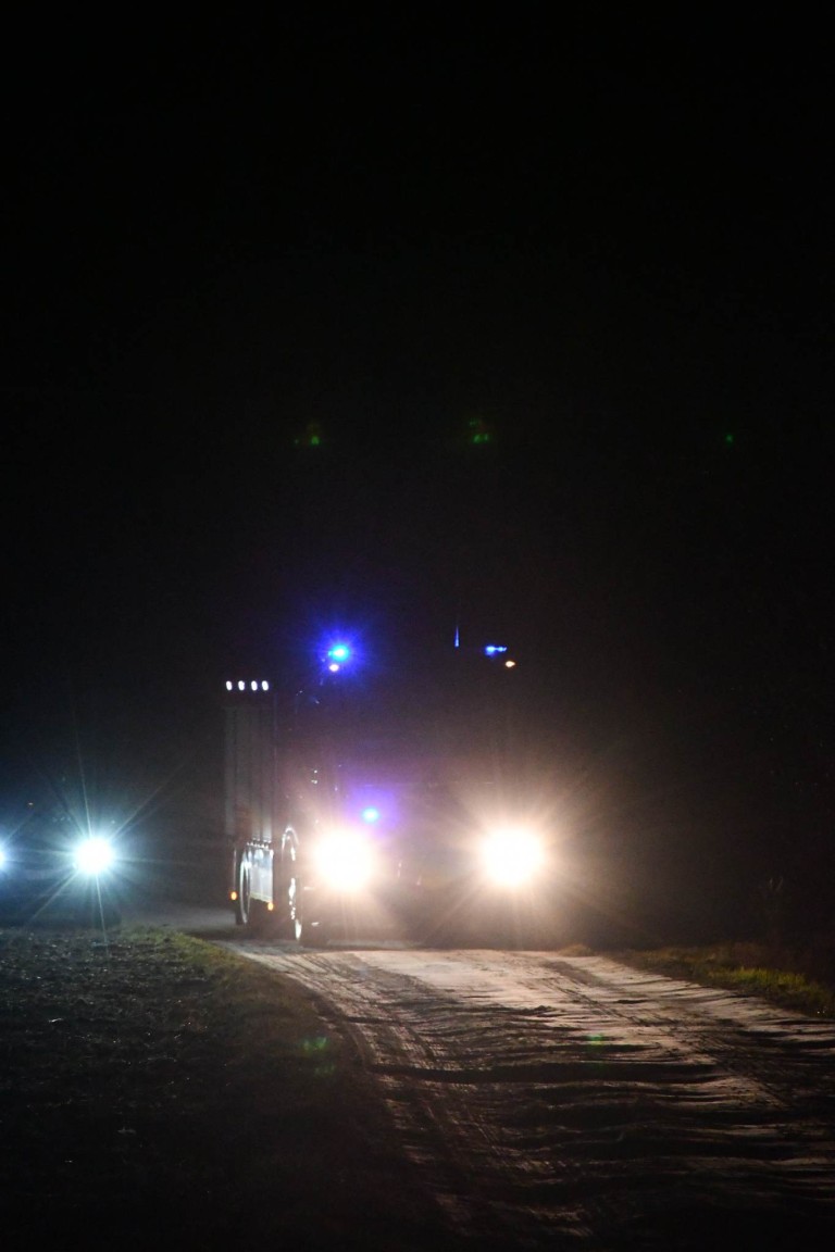 Płonie obora. Strażacy walczą z pożarem w Brzeźniaku