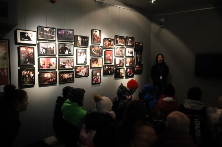 Nietypowa lekcja muzealna. Poznawali swojego patrona