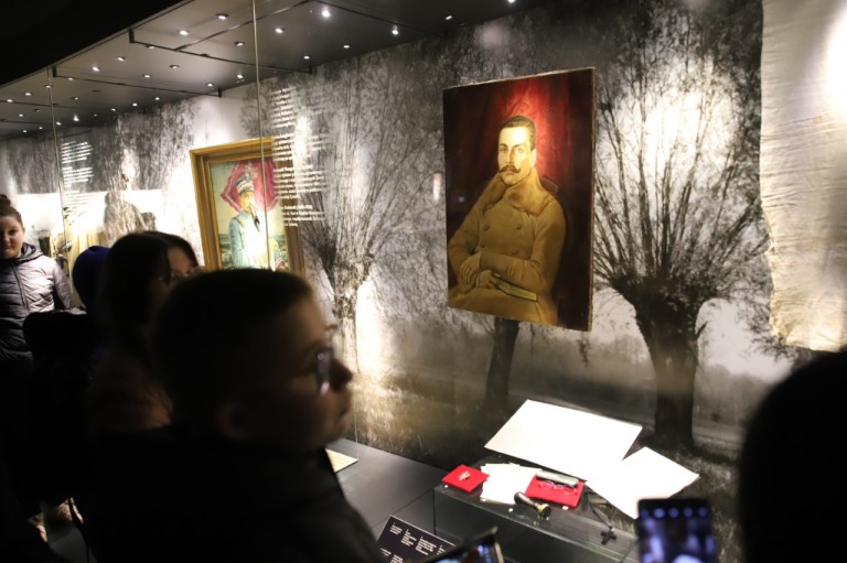 Nietypowa lekcja muzealna. Poznawali swojego patrona