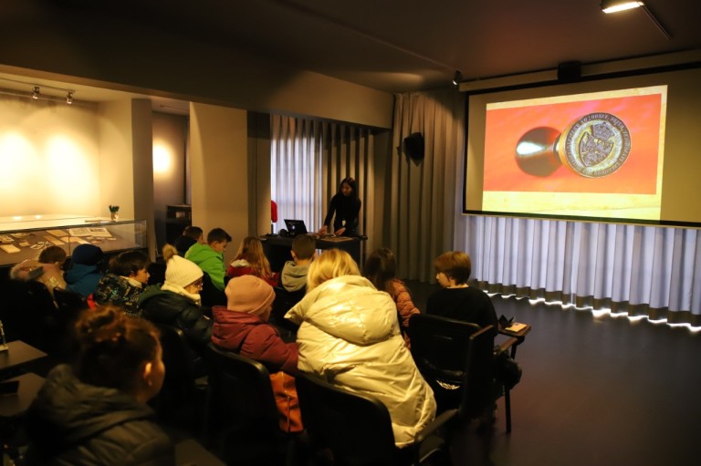 Nietypowa lekcja muzealna. Poznawali swojego patrona