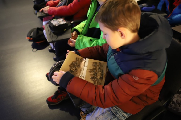 Nietypowa lekcja muzealna. Poznawali swojego patrona