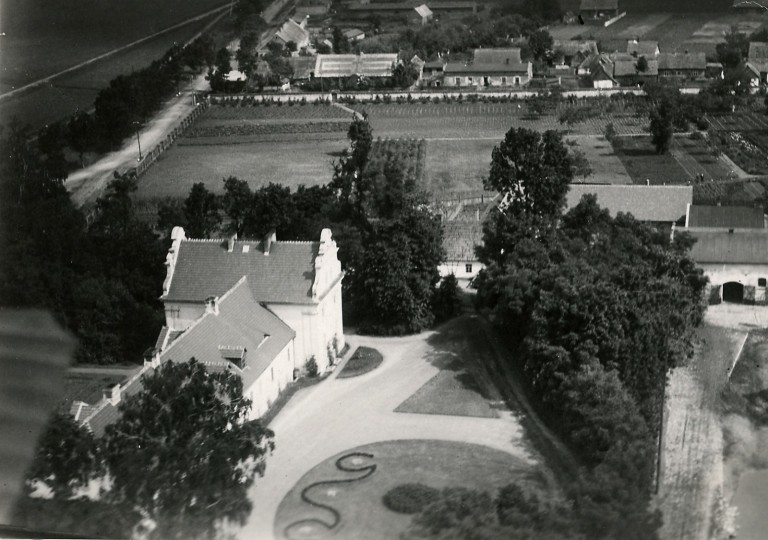 Dewastację rozpoczęli pijani żołnierze, którzy meblami palili w ognisku