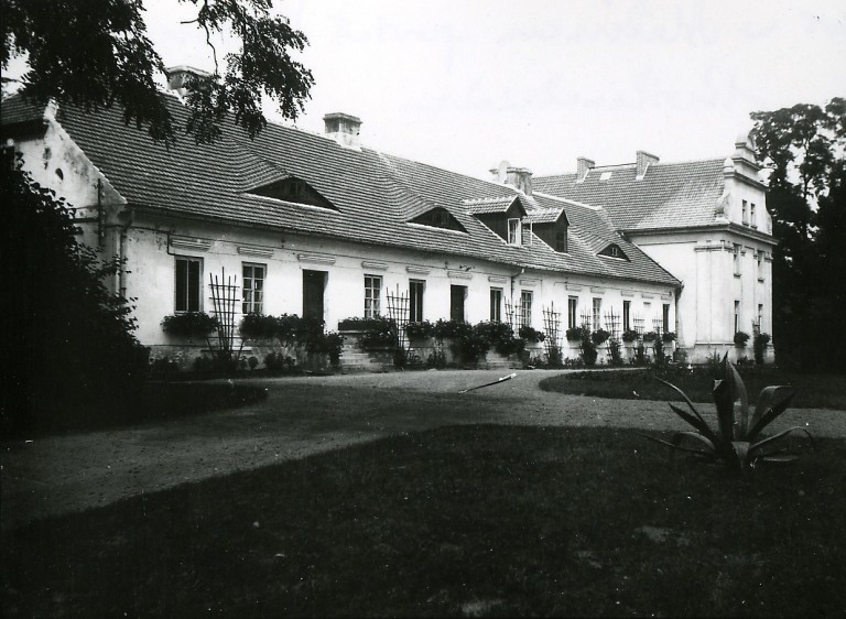 Dewastację rozpoczęli pijani żołnierze, którzy meblami palili w ognisku