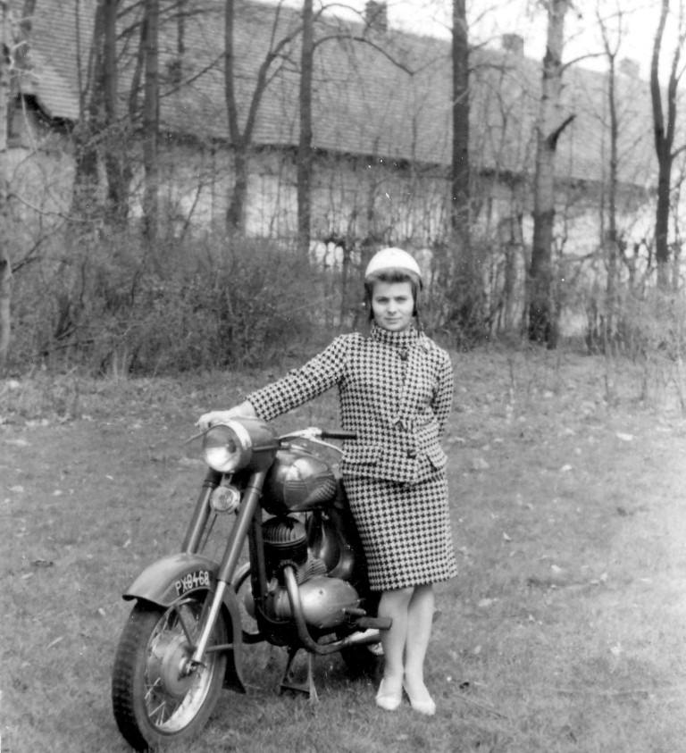 Dewastację rozpoczęli pijani żołnierze, którzy meblami palili w ognisku