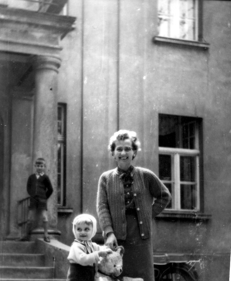 Dewastację rozpoczęli pijani żołnierze, którzy meblami palili w ognisku