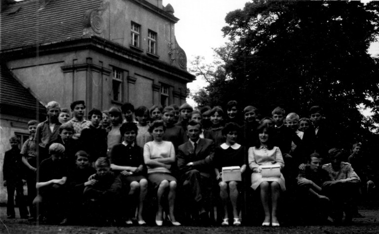 Dewastację rozpoczęli pijani żołnierze, którzy meblami palili w ognisku