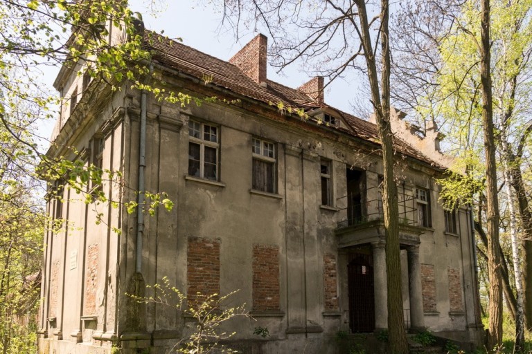 Dewastację rozpoczęli pijani żołnierze, którzy meblami palili w ognisku