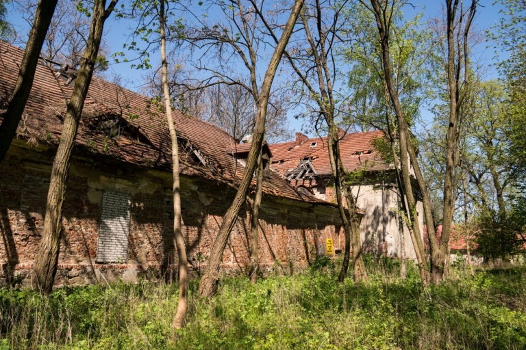 Dewastację rozpoczęli pijani żołnierze, którzy meblami palili w ognisku