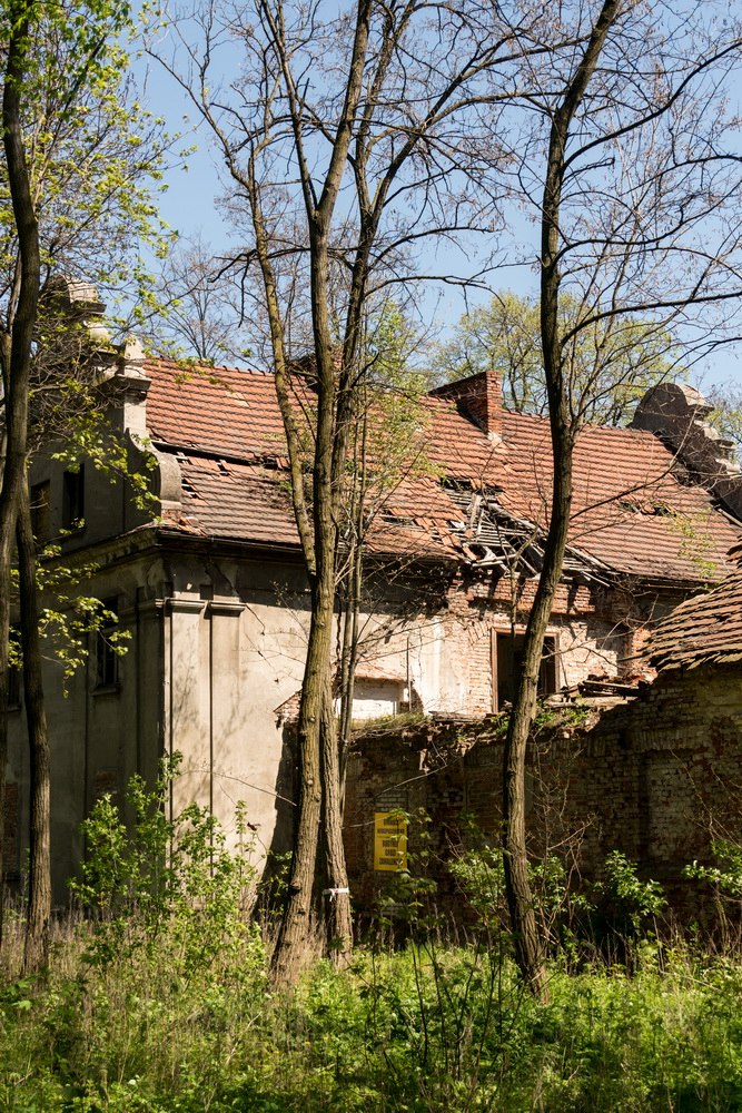 Dewastację rozpoczęli pijani żołnierze, którzy meblami palili w ognisku