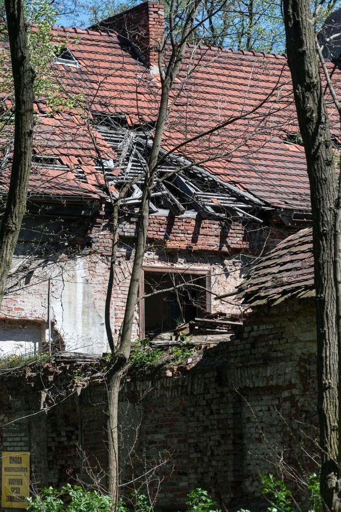 Dewastację rozpoczęli pijani żołnierze, którzy meblami palili w ognisku