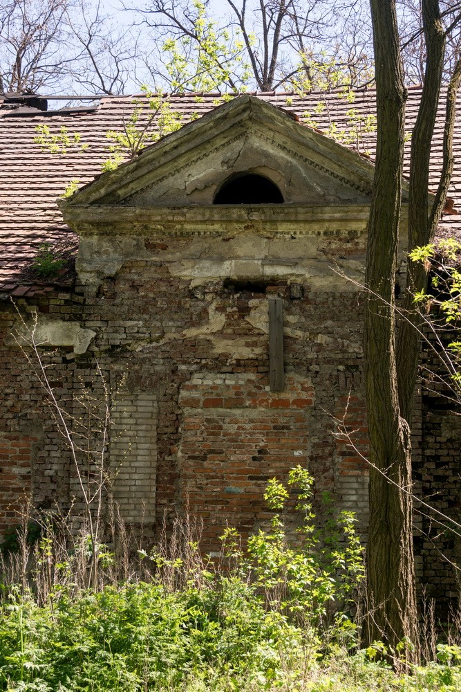 Dewastację rozpoczęli pijani żołnierze, którzy meblami palili w ognisku