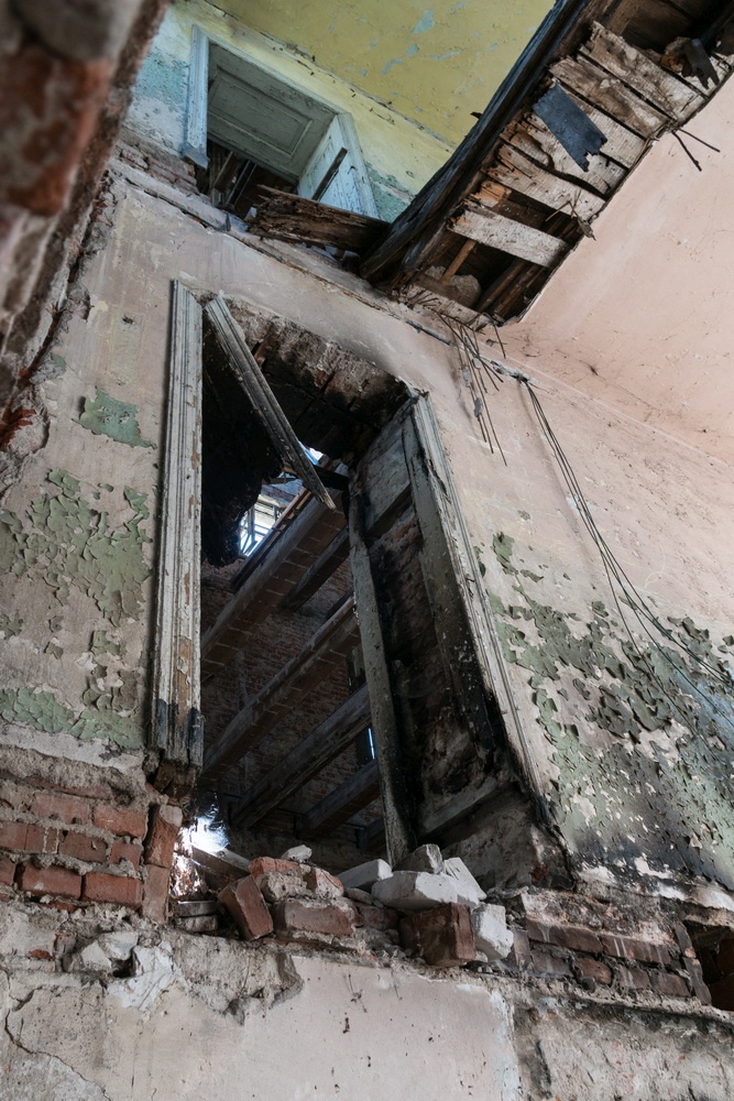 Dewastację rozpoczęli pijani żołnierze, którzy meblami palili w ognisku