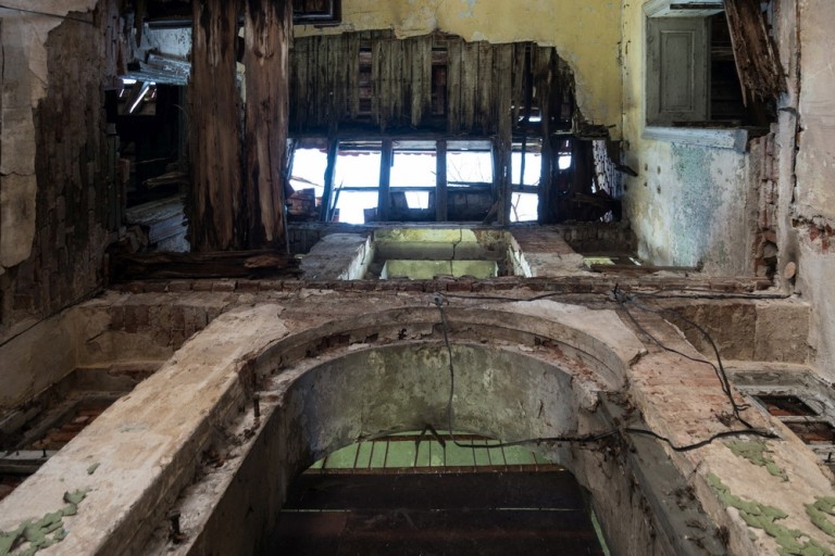 Dewastację rozpoczęli pijani żołnierze, którzy meblami palili w ognisku