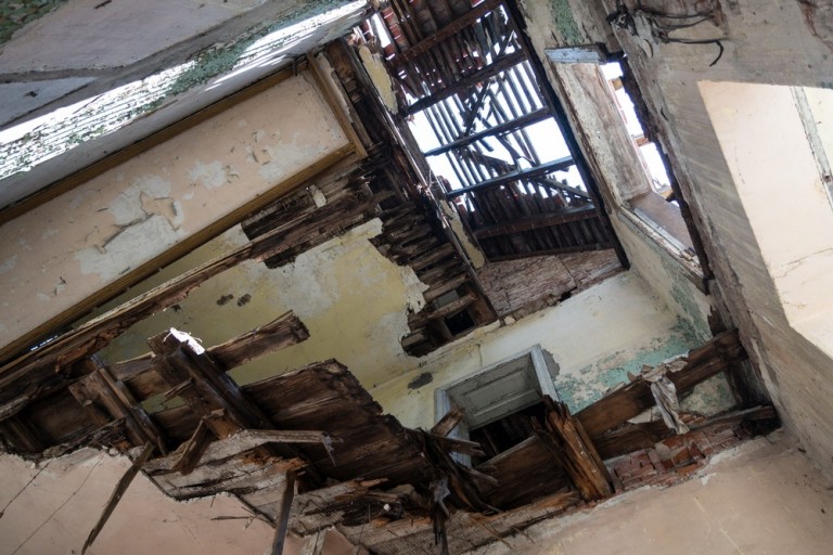 Dewastację rozpoczęli pijani żołnierze, którzy meblami palili w ognisku