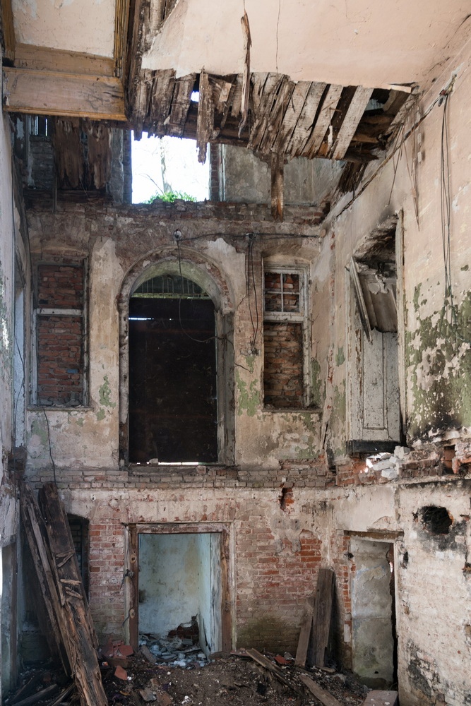 Dewastację rozpoczęli pijani żołnierze, którzy meblami palili w ognisku