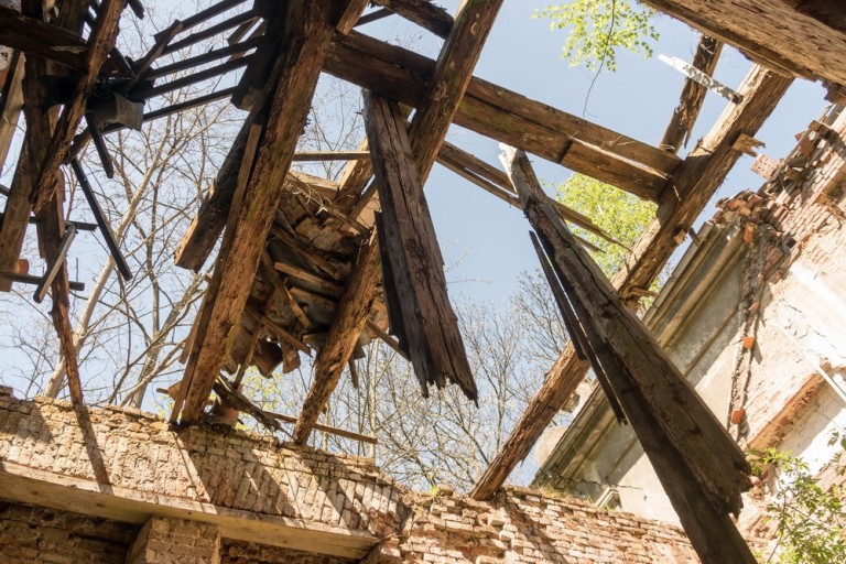 Dewastację rozpoczęli pijani żołnierze, którzy meblami palili w ognisku