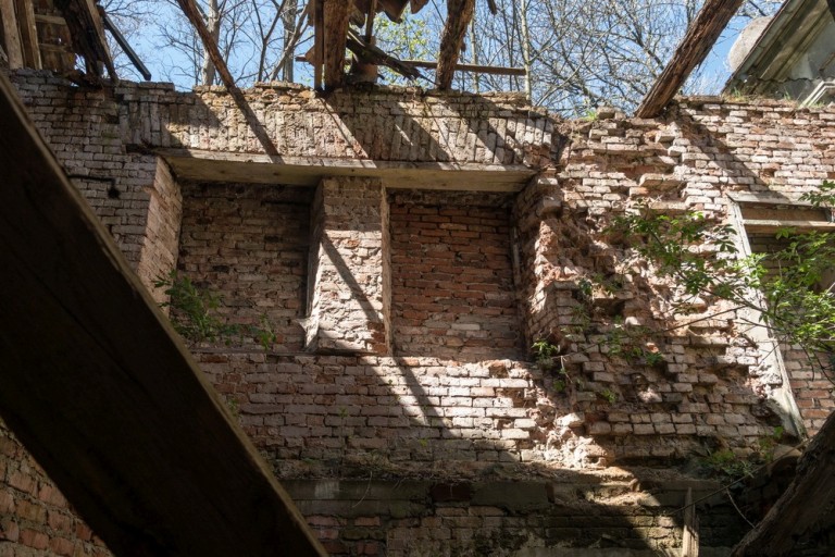 Dewastację rozpoczęli pijani żołnierze, którzy meblami palili w ognisku