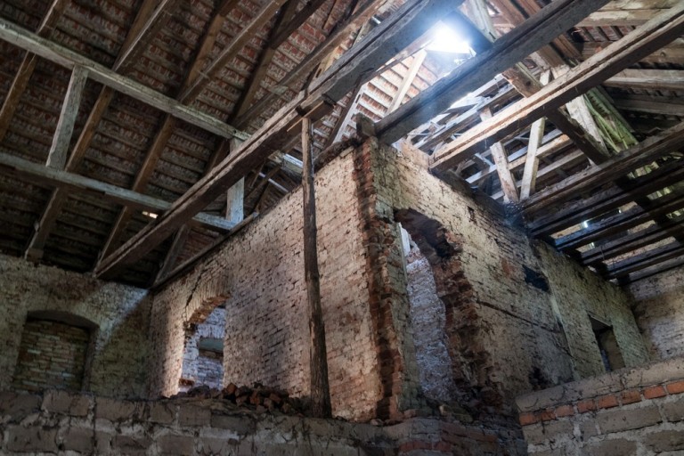 Dewastację rozpoczęli pijani żołnierze, którzy meblami palili w ognisku