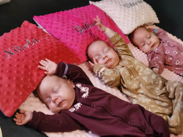 Potrójne szczęście i wyzwania. Trojaczki mają wózek na wiosenne spacery