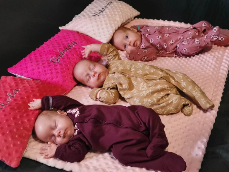 Potrójne szczęście i wyzwania. Trojaczki mają wózek na wiosenne spacery