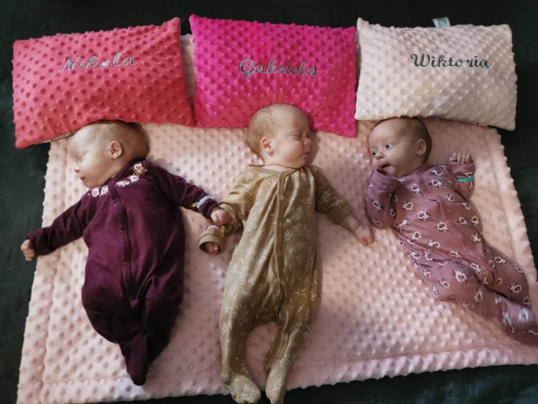 Potrójne szczęście i wyzwania. Trojaczki mają wózek na wiosenne spacery