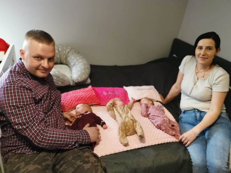Potrójne szczęście i wyzwania. Trojaczki mają wózek na wiosenne spacery