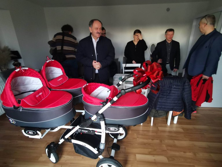 Potrójne szczęście i wyzwania. Trojaczki mają wózek na wiosenne spacery