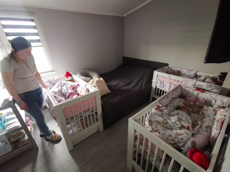 Potrójne szczęście i wyzwania. Trojaczki mają wózek na wiosenne spacery