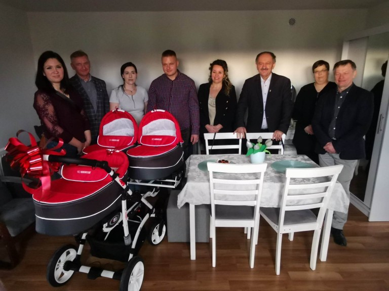 Potrójne szczęście i wyzwania. Trojaczki mają wózek na wiosenne spacery