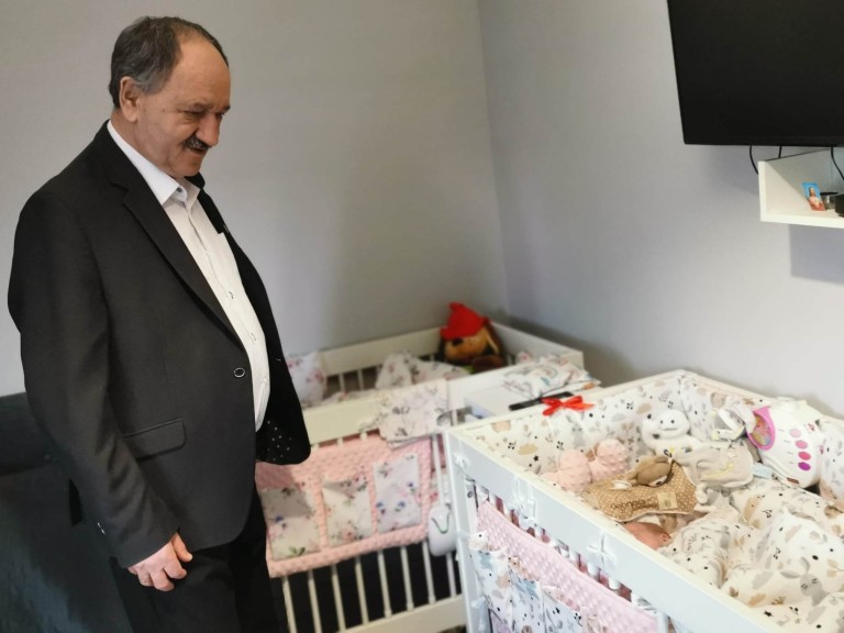 Potrójne szczęście i wyzwania. Trojaczki mają wózek na wiosenne spacery