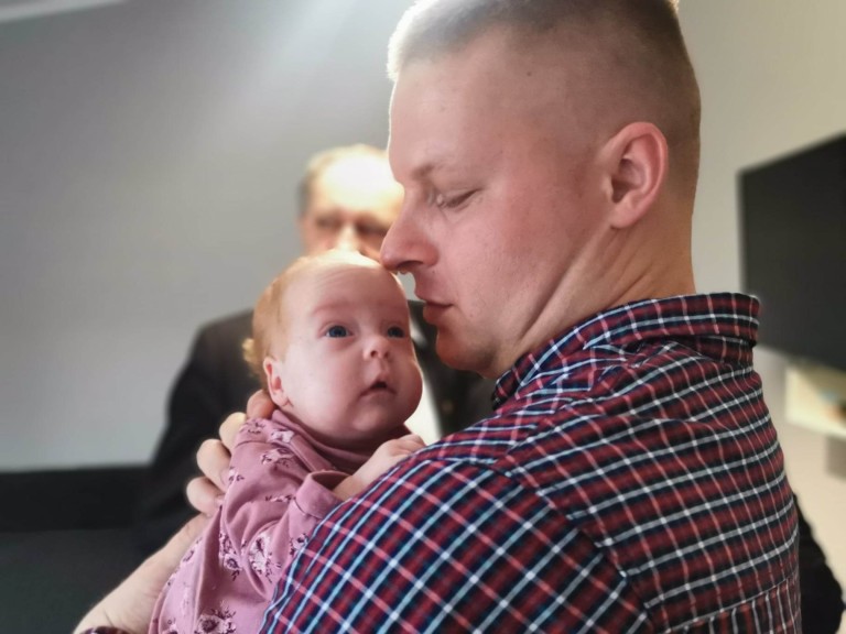 Potrójne szczęście i wyzwania. Trojaczki mają wózek na wiosenne spacery