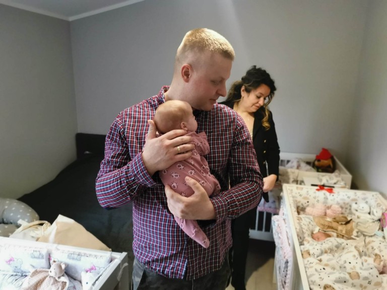 Potrójne szczęście i wyzwania. Trojaczki mają wózek na wiosenne spacery