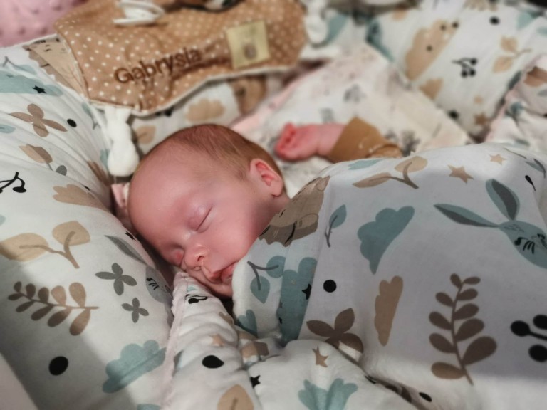 Potrójne szczęście i wyzwania. Trojaczki mają wózek na wiosenne spacery