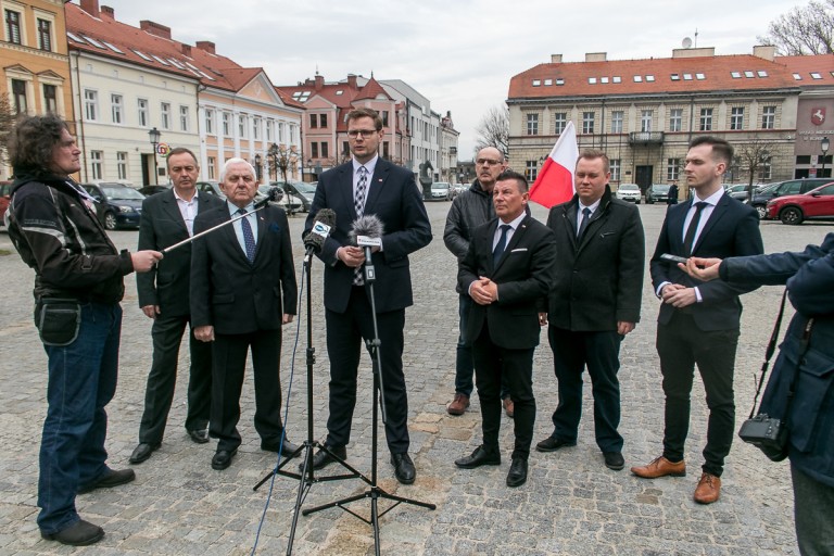 Solidarna Polska: „Pamięć o największym Polaku ostatnich lat jest szkalowana”