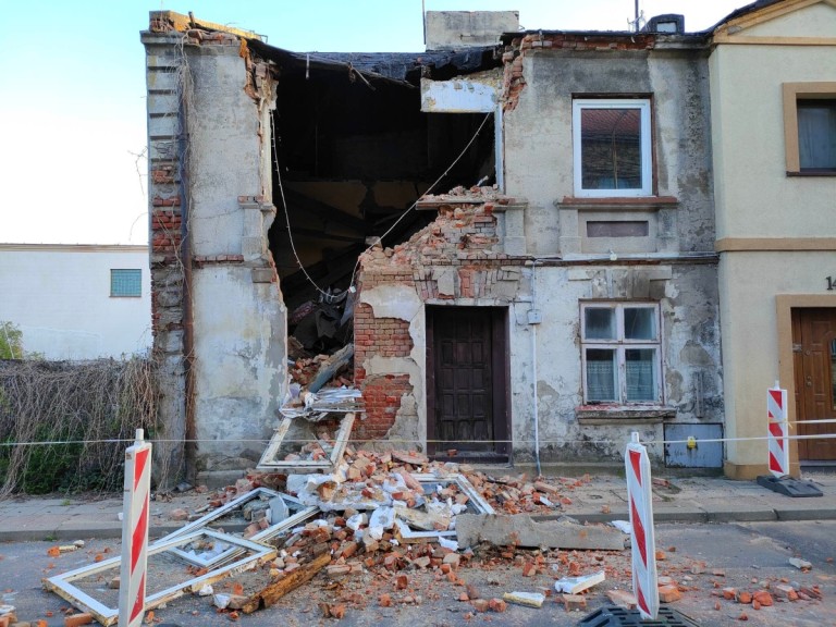 Zawalił się budynek przy ul. Staszica. Część drogi zamknięta