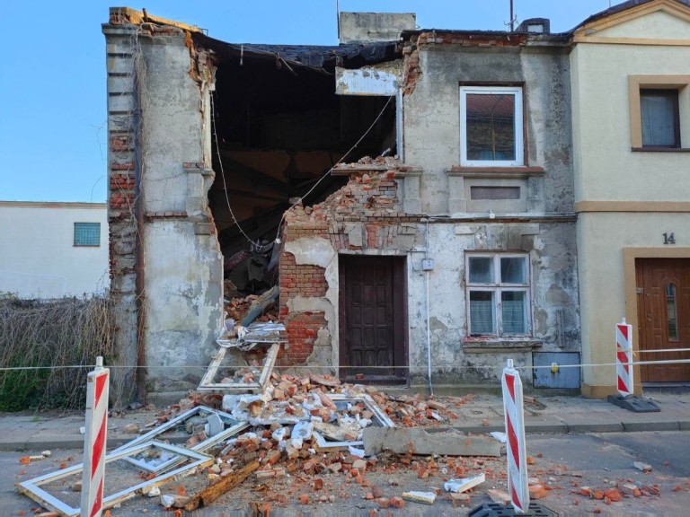 Zawalił się budynek przy ul. Staszica. Część drogi zamknięta