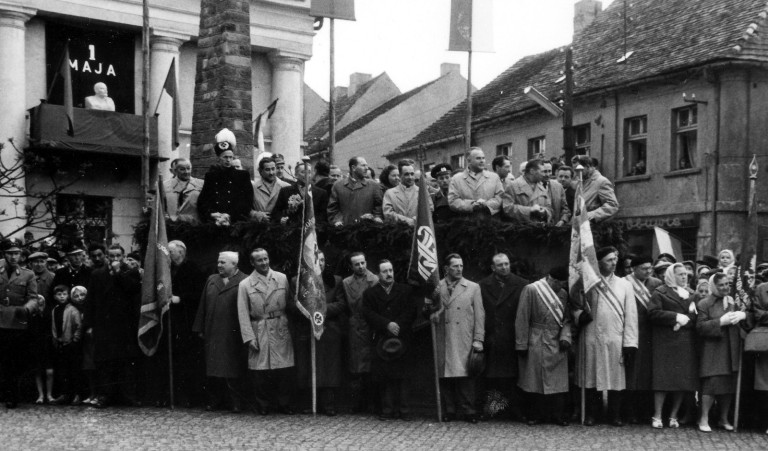 Majowy pochód w śniegowej brei i po wybuchu w Czarnobylu