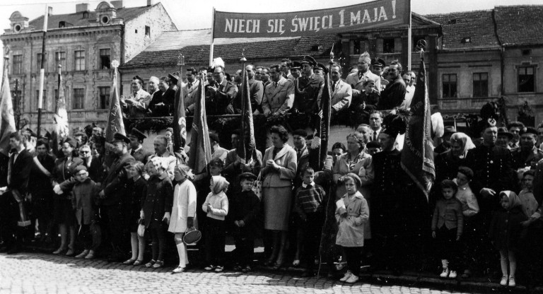 Majowy pochód w śniegowej brei i po wybuchu w Czarnobylu