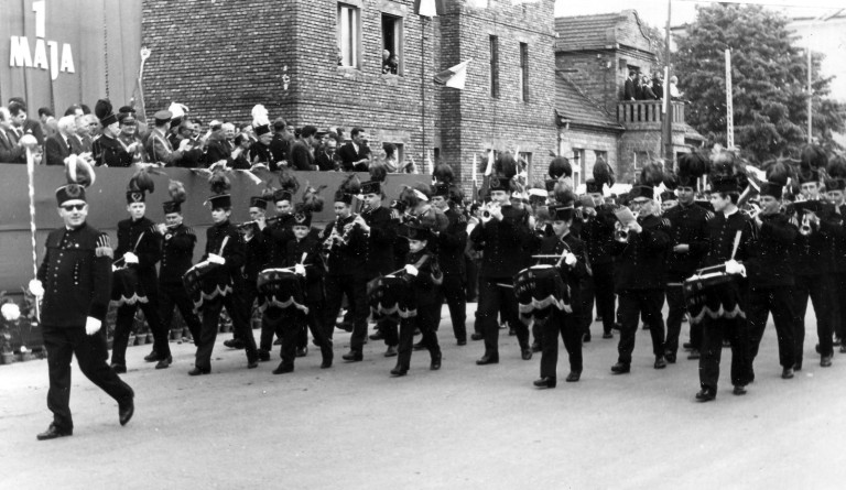 Majowy pochód w śniegowej brei i po wybuchu w Czarnobylu