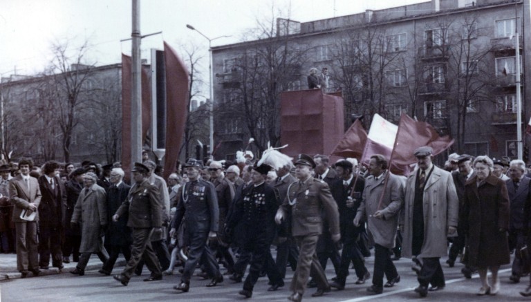 Majowy pochód w śniegowej brei i po wybuchu w Czarnobylu