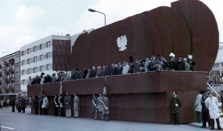 Majowy pochód w śniegowej brei i po wybuchu w Czarnobylu