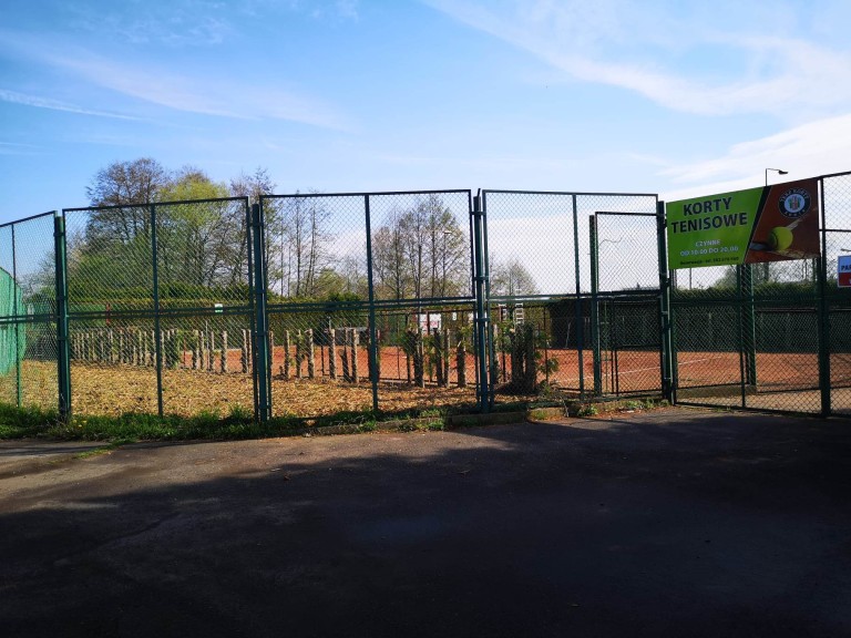 Kikuty zamiast zielonej ściany na konińskich kortach tenisowych