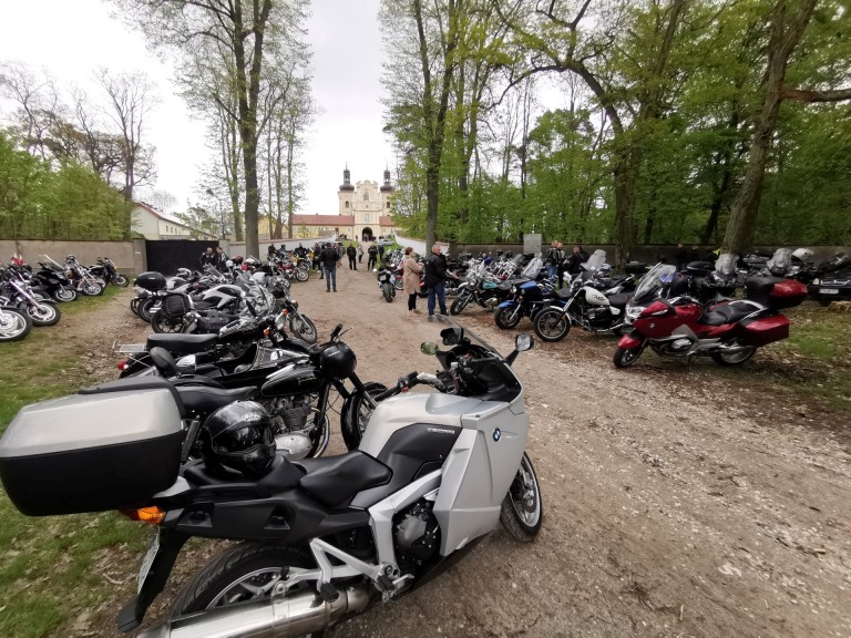 Ryczące maszyny w Kazimierzu Biskupim. Motocykliści otworzyli sezon!