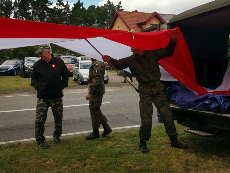 „Naszym obowiązkiem jest pamiętać”. Uroczystości ze 160 metrową flagą