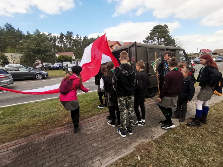 „Naszym obowiązkiem jest pamiętać”. Uroczystości ze 160 metrową flagą