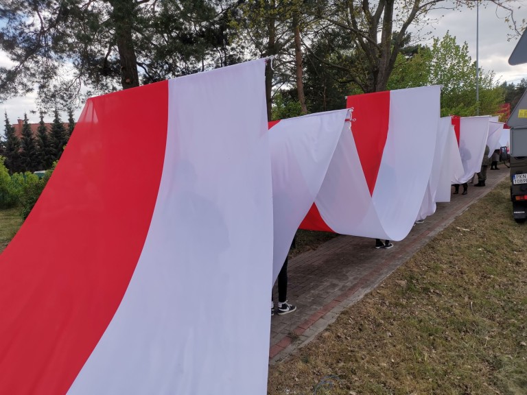 „Naszym obowiązkiem jest pamiętać”. Uroczystości ze 160 metrową flagą