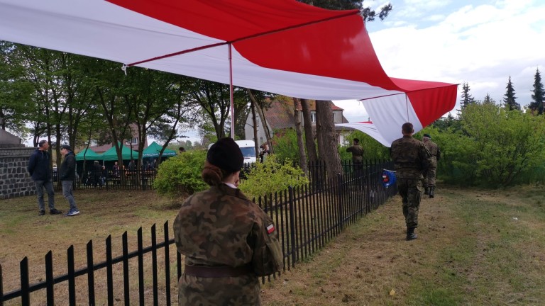 „Naszym obowiązkiem jest pamiętać”. Uroczystości ze 160 metrową flagą