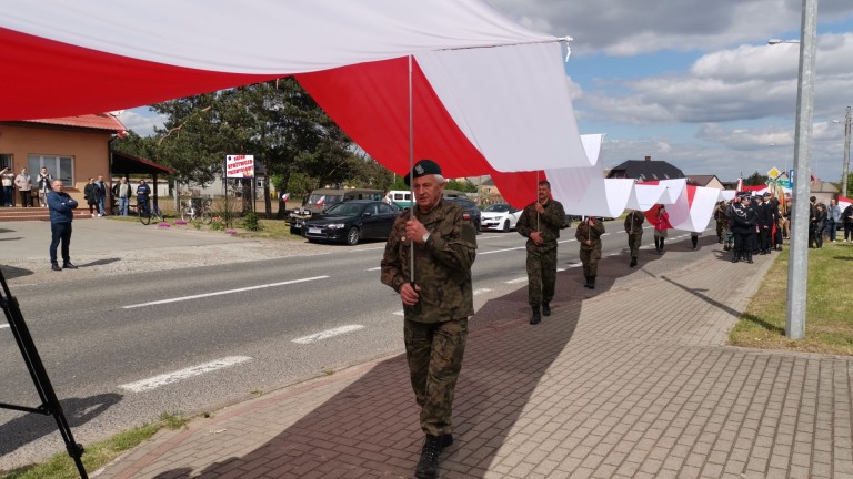 „Naszym obowiązkiem jest pamiętać”. Uroczystości ze 160 metrową flagą